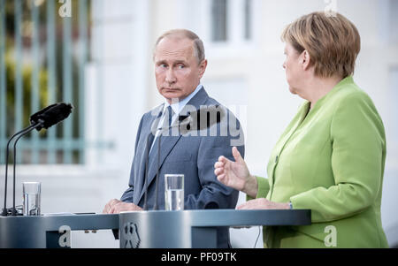 Meseberg, Deutschland. 18 Aug, 2018. Die deutsche Bundeskanzlerin Angela Merkel von der Christlich Demokratischen Union (CDU) und der russische Präsident Wladimir Putin auf Schloss Meseberg. Quelle: Michael Kappeler/dpa/Alamy Leben Nachrichten Quelle: dpa Picture alliance/Alamy leben Nachrichten Stockfoto