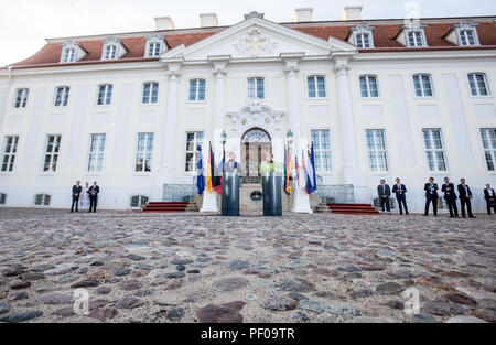 Meseberg, Deutschland. 18 Aug, 2018. Die deutsche Bundeskanzlerin Angela Merkel von der Christlich Demokratischen Union (CDU) steht neben der russische Präsident Wladimir Putin außerhalb Meseberg Palace. Quelle: Michael Kappeler/dpa/Alamy Leben Nachrichten Quelle: dpa Picture alliance/Alamy leben Nachrichten Stockfoto