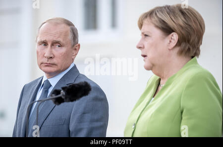 Meseberg, Deutschland. 18 Aug, 2018. Die deutsche Bundeskanzlerin Angela Merkel von der Christlich Demokratischen Union (CDU) und der russische Präsident Wladimir Putin auf Schloss Meseberg. Quelle: Michael Kappeler/dpa/Alamy Leben Nachrichten Quelle: dpa Picture alliance/Alamy leben Nachrichten Stockfoto