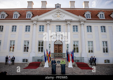 Meseberg, Deutschland. 18 Aug, 2018. Die deutsche Bundeskanzlerin Angela Merkel von der Christlich Demokratischen Union (CDU) steht neben der russische Präsident Wladimir Putin außerhalb Meseberg Palace. Quelle: Michael Kappeler/dpa/Alamy Leben Nachrichten Quelle: dpa Picture alliance/Alamy leben Nachrichten Stockfoto