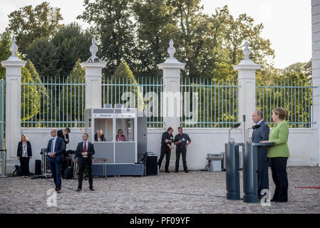 Meseberg, Deutschland. 18 Aug, 2018. Die deutsche Bundeskanzlerin Angela Merkel von der Christlich Demokratischen Union (CDU) und der russische Präsident Wladimir Putin außerhalb Meseberg Palace. Quelle: Michael Kappeler/dpa/Alamy Leben Nachrichten Quelle: dpa Picture alliance/Alamy leben Nachrichten Stockfoto
