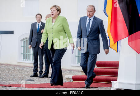 Meseberg, Deutschland. 18 Aug, 2018. Die deutsche Bundeskanzlerin Angela Merkel von der Christlich Demokratischen Union (CDU) und der russische Präsident Wladimir Putin auf Schloss Meseberg. Quelle: Michael Kappeler/dpa/Alamy Leben Nachrichten Quelle: dpa Picture alliance/Alamy leben Nachrichten Stockfoto