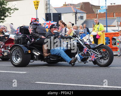 Sheerness, Kent, Großbritannien. 18 Aug, 2018. Sheerness Sommer Karneval: Hunderte von Menschen in den Straßen von Sheerness in Kent für die jährliche Sommer Karneval, gesäumt von einer Vielzahl von schwimmt auf dem Display. Credit: James Bell/Alamy leben Nachrichten Stockfoto