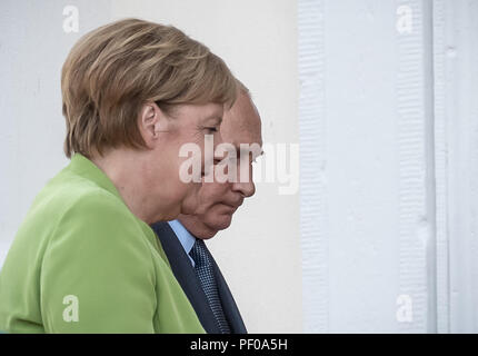 Meseberg, Deutschland. 18 Aug, 2018. Die deutsche Bundeskanzlerin Angela Merkel von der Christlich Demokratischen Union (CDU) und der russische Präsident Wladimir Putin vor der Meseberg Palace. Quelle: Michael Kappeler/dpa/Alamy Leben Nachrichten Quelle: dpa Picture alliance/Alamy leben Nachrichten Stockfoto