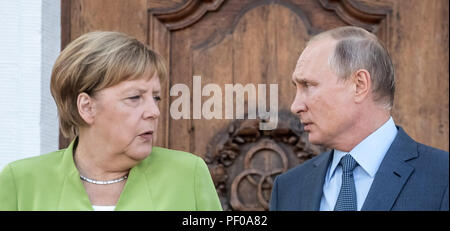 Meseberg, Deutschland. 18 Aug, 2018. Die deutsche Bundeskanzlerin Angela Merkel von der Christlich Demokratischen Union (CDU) und der russische Präsident Wladimir Putin stehen außerhalb Meseberg Palace. Quelle: Michael Kappeler/dpa/Alamy leben Nachrichten Stockfoto