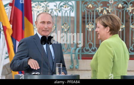 Meseberg, Deutschland. 18 Aug, 2018. Die deutsche Bundeskanzlerin Angela Merkel von der Christlich Demokratischen Union (CDU) und der russische Präsident Wladimir Putin eine Presseerklärung außerhalb Meseberg Palace. Foto: Ralf Hirschberger/dpa-Zentralbild/dpa/Alamy leben Nachrichten Stockfoto