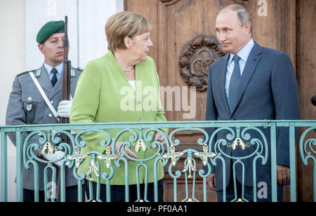 Meseberg, Deutschland. 18 Aug, 2018. Die deutsche Bundeskanzlerin Angela Merkel von der Christlich Demokratischen Union (CDU) und der russische Präsident Wladimir Putin stehen außerhalb Meseberg Palace. Quelle: Michael Kappeler/dpa/Alamy leben Nachrichten Stockfoto