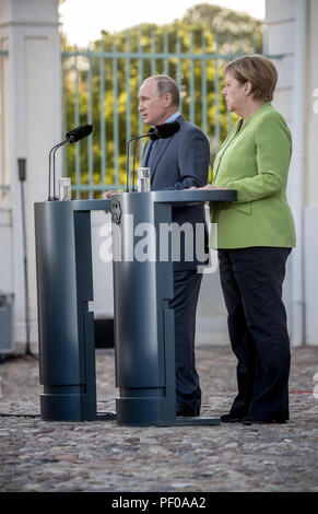 Meseberg, Deutschland. 18 Aug, 2018. Die deutsche Bundeskanzlerin Angela Merkel von der Christlich Demokratischen Union (CDU) und der russische Präsident Wladimir Putin eine Presseerklärung außerhalb Meseberg Palace. Quelle: Michael Kappeler/dpa/Alamy leben Nachrichten Stockfoto