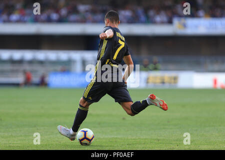 Marcantonio Stadio Bentegodi, Verona, Italien. 18 Aug, 2018. Ein Fußball-Serie, Chievo gegen Juventus Turin; Cristiano Ronaldo kreuzt die Kugel in den Kasten Credit: Aktion plus Sport/Alamy leben Nachrichten Stockfoto