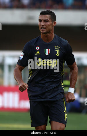 Marcantonio Stadio Bentegodi, Verona, Italien. 18 Aug, 2018. Serie A Fussball, Chievo gegen Juventus Turin; Cristiano Ronaldo Uhren spielen, während er vorwärts Pausen Credit: Aktion plus Sport/Alamy leben Nachrichten Stockfoto