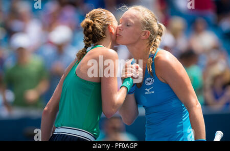 Ohio, USA. August 18, 2018 - Petra Kvitova der tschechischen Republik & Kiki Bertens der Niederlande schütteln sich die Hände nach dem Halbfinale am Westlichen und Südlichen öffnen 2018 WTA Premier 5 Tennis Turnier. Cincinnati, Ohio, USA. 18. August 2018. Quelle: AFP 7/ZUMA Draht/Alamy leben Nachrichten Stockfoto