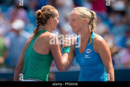 Ohio, USA. August 18, 2018 - Petra Kvitova der tschechischen Republik & Kiki Bertens der Niederlande schütteln sich die Hände nach dem Halbfinale am Westlichen und Südlichen öffnen 2018 WTA Premier 5 Tennis Turnier. Cincinnati, Ohio, USA. 18. August 2018. Quelle: AFP 7/ZUMA Draht/Alamy leben Nachrichten Stockfoto