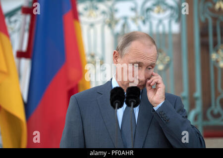 Meseberg, Deutschland. 18 Aug, 2018. Der russische Präsident Wladimir Putin steht außerhalb der Gast von meseberg Palace während einer Presseerklärung mit Bundeskanzlerin Angela Merkel. Foto: Ralf Hirschberger/dpa/Alamy leben Nachrichten Stockfoto
