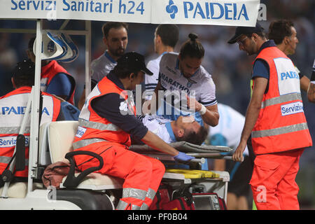 Rom, Italien. 18 Aug, 2018. 18.08.2018. Stadio Olimpico, Rom, Italien. SERIE A: RADU VERLETZT während der italienischen Serie A Match zwischen S.S. Lazio VS NAPOLI im Stadio Olimpico in Rom. Credit: Unabhängige Fotoagentur/Alamy leben Nachrichten Stockfoto