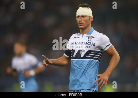 Rom, Italien. 18 Aug, 2018. 18.08.2018. Stadio Olimpico, Rom, Italien. SERIE A: RADU VERLETZT während der italienischen Serie A Match zwischen S.S. Lazio VS NAPOLI im Stadio Olimpico in Rom. Credit: Unabhängige Fotoagentur/Alamy leben Nachrichten Stockfoto