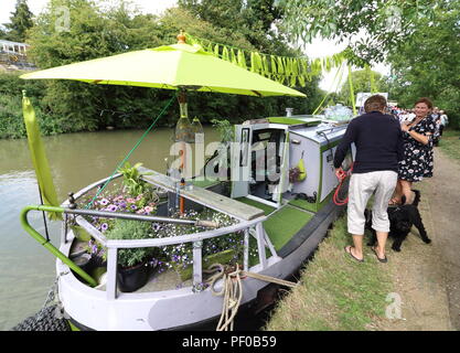 Shutlanger Canal Festival Wochenende umfasst das gesamte Dorf an den Ufern des Grand Union Canal, shutlanger Halle und darüber hinaus. Eine traditionelle jährliche Veranstaltung, in der Besucher und canalboat Enthusiasten bringt von weit und breit große Attraktionen wie: Hund zeigt zu genießen, Greifvögel, Classic und militärische Fahrzeuge, canal Boot Fahrten und Händler, Stände mit Kunsthandwerk, Fahrgeschäfte und vieles mehr. 18. August 2018 Foto von Keith Mayhew Stockfoto