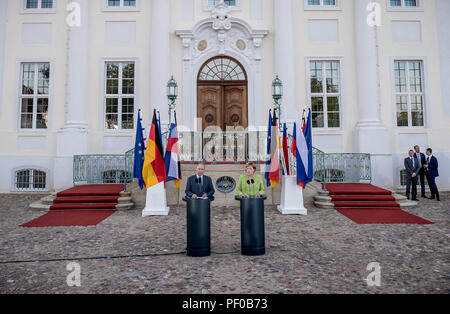 Meseberg, Deutschland. 18 Aug, 2018. Die deutsche Bundeskanzlerin Angela Merkel von der Christlich Demokratischen Union (CDU) steht neben der russische Präsident Wladimir Putin außerhalb Meseberg Palace. Quelle: Michael Kappeler/dpa/Alamy leben Nachrichten Stockfoto