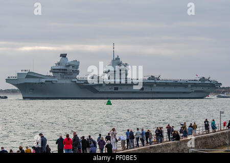 Portsmouth, Großbritannien. 18 August, 2018. Die Royal Navy Flugzeugträger HMS Queen Elizabeth hat für vier Monate, um die Bereitstellung zu den Vereinigten Staaten, in denen das kriegsschiff Studien wird mit dem neuen F-35B Lightning II Kampfflugzeug führen. Credit: Neil Watkin/Alamy leben Nachrichten Stockfoto