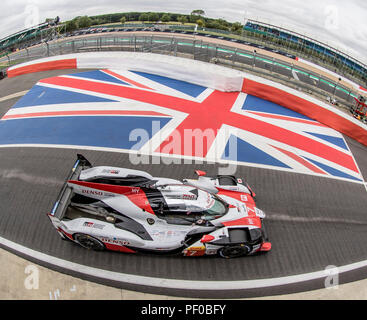 Silverstone, Großbritannien. 18 Aug, 2018. FIA World Endurance Championship; Der Toyota TS050 Hybrid LMP1-Rennwagen von Toyota Gazoo Racing Team (JPN) von Mike Conway (GBR) Kamui Kobayashi (JPN) und Jose Maria Lopez (ARG) kommt in die Box hinter der Union Flag beim Qualifying der FIA World Endurance Championship in Silverstone Credit: Aktion plus Sport/Alamy leben Nachrichten Stockfoto