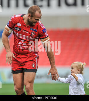Salford, UK. 18/8/2018. Rugby League Super Salford 8 Red Devils vs Widnes Vikings; Lee Funk hält seine Töchter Hand nach dem Spiel an den AJ Bell Stadium, Salford, UK. Dean Williams Stockfoto