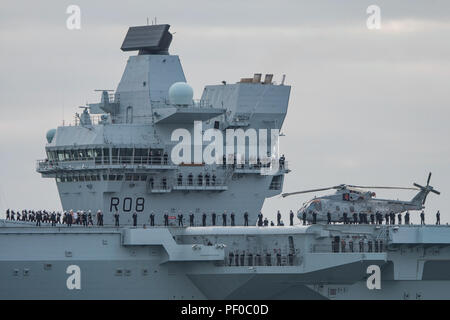 Portsmouth, Großbritannien. 18 August, 2018. Die Royal Navy Flugzeugträger HMS Queen Elizabeth hat für vier Monate, um die Bereitstellung zu den Vereinigten Staaten, in denen das kriegsschiff Studien wird mit dem neuen F-35B Lightning II Kampfflugzeug führen. Credit: Neil Watkin/Alamy leben Nachrichten Stockfoto