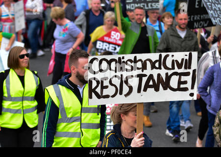 Der Grafschaft Tyrone, Großbritannien. 18. August 2018. Sinn Féin Partei der bürgerlichen Rechte Mahngang 50 Jahre nach der ersten März aus Coalisland, Dungannon, während ein Pro Zähler Protest und März erfolgt gegen Sinn Féin's Politik auf die Unterstützung der Abtreibung. Coalisland: County Tyrone: UK: 18 August 2018 Credit: Mark Winter/Alamy leben Nachrichten Stockfoto