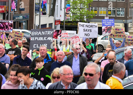 Der Grafschaft Tyrone, Großbritannien. 18. August 2018. Sinn Féin Partei der bürgerlichen Rechte Mahngang 50 Jahre nach der ersten März aus Coalisland, Dungannon, während ein Pro Zähler Protest und März erfolgt gegen Sinn Féin's Politik auf die Unterstützung der Abtreibung. Coalisland: County Tyrone: UK: 18 August 2018 Credit: Mark Winter/Alamy leben Nachrichten Stockfoto