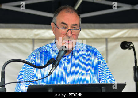 Veteran republikanischen Mitchel McLaughlin macht eine offizielle Rede zu einer Versammlung von Demonstranten während einer County Tyrone, Großbritannien. 18. August 2018. Sinn Féin Partei der bürgerlichen Rechte Mahngang 50 Jahre nach der ersten März aus Coalisland, Dungannon, während ein Pro Zähler Protest und März erfolgt gegen Sinn Féin's Politik auf die Unterstützung der Abtreibung. Coalisland: County Tyrone: UK: 18 August 2018 Credit: Mark Winter/Alamy leben Nachrichten Stockfoto