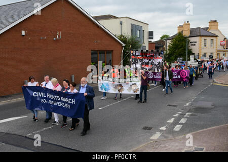 Der Grafschaft Tyrone, Großbritannien. 18. August 2018. Sinn Féin Partei der bürgerlichen Rechte Mahngang 50 Jahre nach der ersten März aus Coalisland, Dungannon, während ein Pro Zähler Protest und März erfolgt gegen Sinn Féin's Politik auf die Unterstützung der Abtreibung. Coalisland: County Tyrone: UK: 18 August 2018 Credit: Mark Winter/Alamy leben Nachrichten Stockfoto