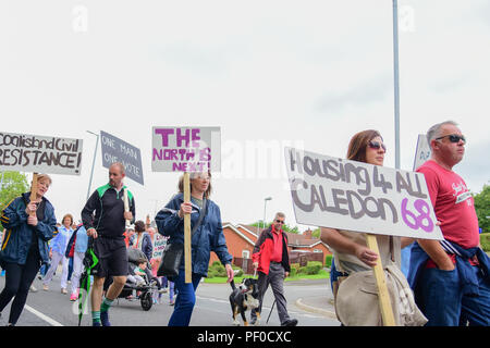 Der Grafschaft Tyrone, Großbritannien. 18. August 2018. Sinn Féin Partei der bürgerlichen Rechte Mahngang 50 Jahre nach der ersten März aus Coalisland, Dungannon, während ein Pro Zähler Protest und März erfolgt gegen Sinn Féin's Politik auf die Unterstützung der Abtreibung. Coalisland: County Tyrone: UK: 18 August 2018 Credit: Mark Winter/Alamy leben Nachrichten Stockfoto