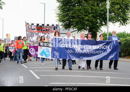 Der Grafschaft Tyrone, Großbritannien. 18. August 2018. Sinn Féin Partei der bürgerlichen Rechte Mahngang 50 Jahre nach der ersten März aus Coalisland, Dungannon, während ein Pro Zähler Protest und März erfolgt gegen Sinn Féin's Politik auf die Unterstützung der Abtreibung. Coalisland: County Tyrone: UK: 18 August 2018 Credit: Mark Winter/Alamy leben Nachrichten Stockfoto