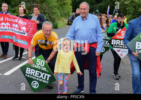 Sinn Féins Gerry Kelly und Mitchel McLaughlin während der Partei der bürgerlichen Rechte Mahngang 50 Jahre nach der ersten März aus Coalisland, Dungannon, während ein Pro Zähler Protest und März erfolgt gegen Sinn Féin's Politik auf die Unterstützung der Abtreibung. Coalisland: County Tyrone: UK: 18 August 2018 Credit: Mark Winter/Alamy leben Nachrichten Stockfoto