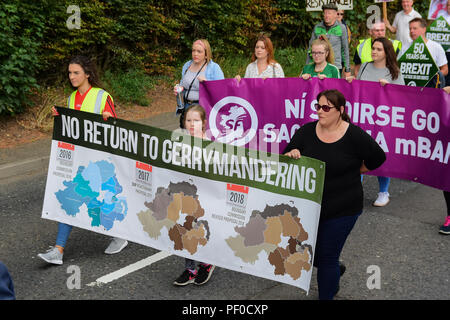 Der Grafschaft Tyrone, Großbritannien. 18. August 2018. Sinn Féin Partei der bürgerlichen Rechte Mahngang 50 Jahre nach der ersten März aus Coalisland, Dungannon, während ein Pro Zähler Protest und März erfolgt gegen Sinn Féin's Politik auf die Unterstützung der Abtreibung. Coalisland: County Tyrone: UK: 18 August 2018 Credit: Mark Winter/Alamy leben Nachrichten Stockfoto