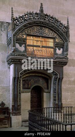 GALLINERO HORNACINA DE PIEDRA LABRADA EN EL BRAZO DERECHO DEL CRUCERO - unsere Niederlassung del Milagro del PEREGRINO - ULTIMO GOTICO. Lage: Catedral, Santo Domingo de la Calzada, La Rioja, Spanien. Stockfoto