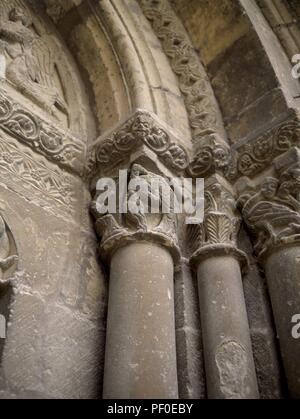 CAPITEL DEL ARPISTA Y DEL CONTORSIONISTA EN LA PORTADA OESTE DE LA IGLESIA DE SAN SALVADOR - SIGLO XIII-ROMANICO ESPAÑOL. Autor: Maestro de Agüero (12.). Lage: Iglesia del Salvador, Ejea de los Caballeros, SPANIEN. Stockfoto