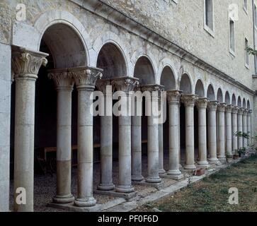 COLUMNATA DEL CONVENTO DE LOS FRAILES DOMINICOS - CASA DE ESPIRITUALIDAD. Ort: REAL MONASTERIO DE SANTO DOMINGO, CALERUEGA, SPANIEN. Stockfoto