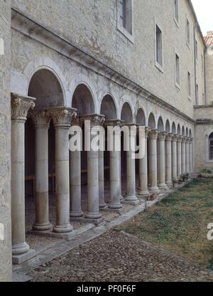 COLUMNATA DEL CONVENTO DE LOS FRAILES DOMINICOS - CASA DE ESPIRITUALIDAD. Ort: REAL MONASTERIO DE SANTO DOMINGO, CALERUEGA, SPANIEN. Stockfoto