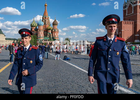 Junge Soldaten patrouillieren die Straßen in der Nähe von Heiligen Basilius Kathedrale in Moskau Russland während der Fußball-WM Stockfoto