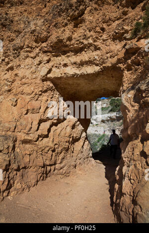 AZ 00298-00 ... ARIZONA - Tunnel durch einen Felsen Rippe in der Nähe der Oberseite der Bright Angel Trail im Grand Canyon National Park. Stockfoto