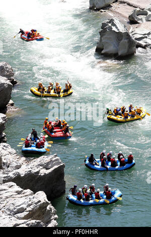 KOBOKE, TOKUSIMA, Japan - 14. AUGUST 2018: Das Rafting auf den Stromschnellen des Flusses Yosino am 6. August 2018 in Koboke Canyon, Japan. Yosino River ist ein Stockfoto