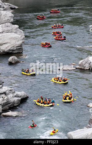 KOBOKE, TOKUSIMA, Japan - 14. AUGUST 2018: Das Rafting auf den Stromschnellen des Flusses Yosino am 6. August 2018 in Koboke Canyon, Japan. Yosino River ist ein Stockfoto