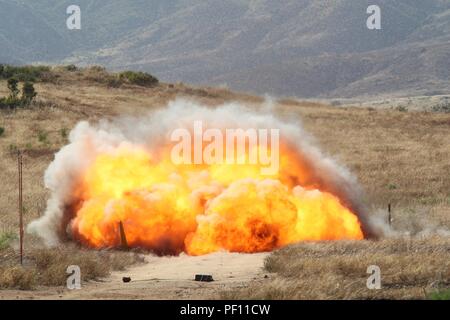 170503-N-HW 977-935 Camp Pendleton, Calif (3. Mai 2017) eine Anti-personen Hindernis gegen System (APOBS) explodiert in einer Wolke von Rauch und Flammen bei einem Test und Bewertung. APOBS ist eine Länge von Sprengschnur mit Granaten, die über ein Hindernis oder minenfeld von einer Rakete durchgeführt ist ein sicherer Weg zu löschen. NSWC Corona Personal erhobenen Daten, während die Marines vom 1 Combat Engineer Battalion, Camp Pendleton, Calif. und Marine die Beseitigung von Explosivstoffen Techniker, in San Diego, Calif., kritische Unterstützung bei der Vorbereitung und Durchführung des Systems zur Verfügung gestellt. (U.S. Marine Foto von Greg Vo Stockfoto