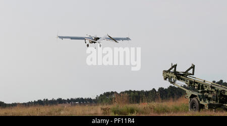 Ein RQ-7B Shadow unbemannte Luftfahrzeuge startet von einem Katapult zu Antenne für Combat Support Training Übung 86-19-02 am Lager Ripley, Minnesota, 15 August, 2018. Stockfoto