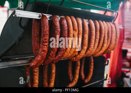 Verkauf von Würstchen auf dem Markt. Europäische Traditionen. Street Food Festival. Verkauf von Lebensmitteln auf dem traditionellen Markt in der europäischen Stadt. Stockfoto