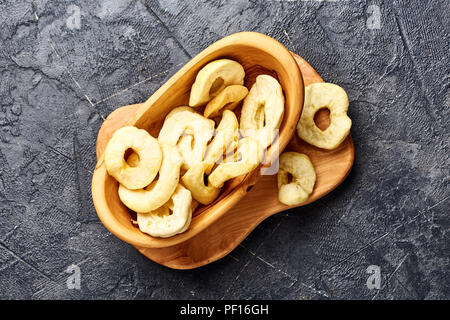 Getrocknete Apfel Ringe auf schwarzem Hintergrund. Ansicht von oben. Stockfoto