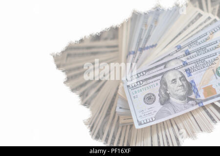 Eine Menge Dollar. Dollar auf einem weißen Hintergrund. Hintergrundbild von Dollar mit einem leeren weißen Raum. Dollar Stockfoto