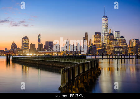 Die Innenstadt von New York und Lower Manhattan von der Jersey City Seite des Hudson River aus gesehen. Stockfoto