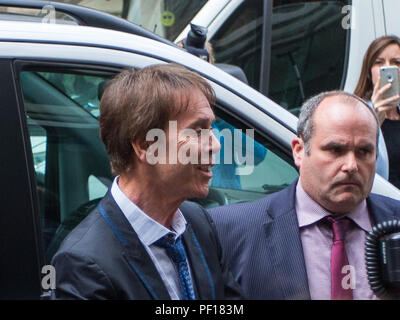 Sir Cliff Richard, ehemaliger Sänger, sorgt sich der Hohe Gerichtshof über Schäden, die aus der BBC nach einer Polizeirazzia in seinem Haus. Mit: Sir Cliff Richard Wo: London, England, Großbritannien Wann: 18 Aug 2018 Quelle: Wheatley/WANN Stockfoto