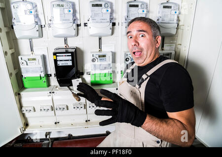 Lustig, Elektriker, Reparatur in switchboard oder Stromzähler Stockfoto