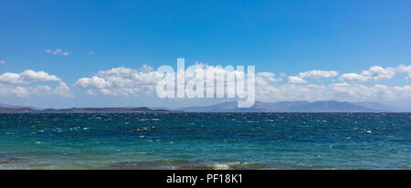 Windigen Strand und stürmischen Meer, blauer Himmel mit Wolken Hintergrund Stockfoto